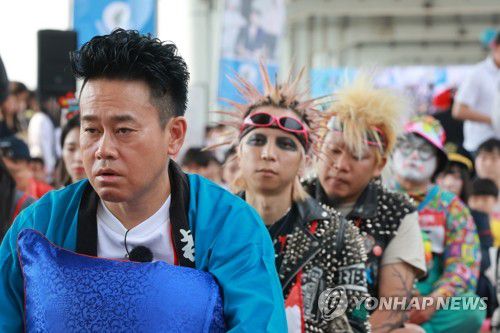 2025 한강 멍때리기 대회(서울=연합뉴스) 신현우 기자 = 11일 서울 서초구 반포한강공원 잠수교에서 열린 2025 한강 멍때리기 대회에서 참가자들이 멍하니 앉아 있다. 2025.5.11 nowwego@yna.co.kr