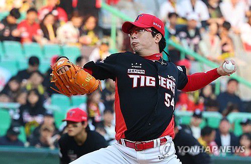 KIA 선발 투수 양현종(인천=연합뉴스) 임순석 기자 = 11일 인천 SSG랜더스필드에서 열린 프로야구 2025 신한 SOL 뱅크 KBO리그 KIA 타이거즈와 SSG 랜더스의 더블헤더 2차전. KIA 선발 투수 양현종이 역투하고 있다. 2025.5.11 soonseok02@yna.co.kr