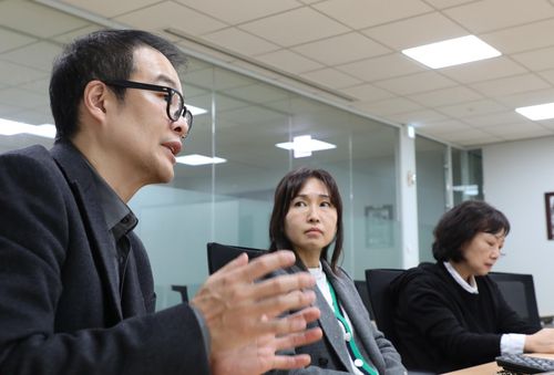 "해외입양인의 고통, 정부 책임이 적지 않습니다"연합뉴스와 인터뷰 중인 이승훈 국장(왼쪽), 배진시 대표(가운데), 권희정 소장(오른쪽) [진성철 기자 촬영]