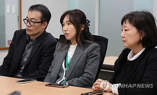 3명의 인터뷰이들왼쪽부터 이승훈 몽테뉴해외입양연대 사무국장, 배진시 이 단체 대표, 권희정 미혼모아카이빙과권익옹호연구소장