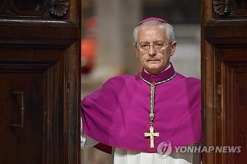 투표장 문 닫는 디에고 라벨리 대주교[Vatican Media/EPA 연합뉴스. 재판매 및 DB 금지]