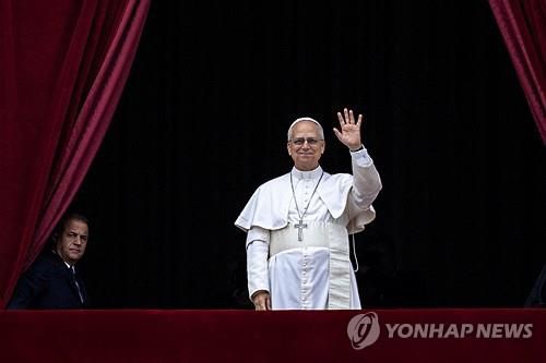 레오 14세 교황(바티칸시티 로이터=연합뉴스) 2025년 5월 11일 삼종기도를 이끌기 위해 성 베드로 대성전 중앙 발코니에 흰색 복장을 차려입고 나타난 교황 레오 14세. (REUTERS/Marko Djurica) 2025.5.12.