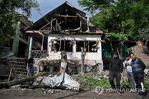 인도·파키스탄 무력 충돌인도령 카슈미르 우리 지역에 주민들이 11일 파손된 집을 살펴보고 있다. [AFP 연합뉴스 자료사진. 재판매 및 DB 금지]