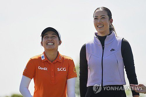 미즈호 아메리카스오픈에서 우승한 지노 티띠꾼(왼쪽)과 대회 주최자인 미셸 위[AP=연합뉴스]