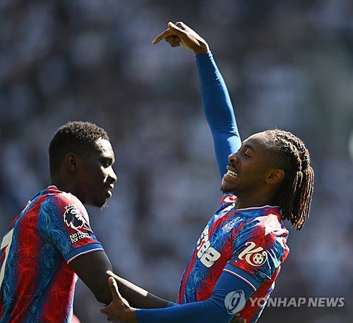 골 세리머니 하는 크리스털 팰리스의 에베레치 에제(오른쪽)[EPA=연합뉴스]