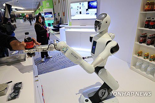 콜라 서빙하는 휴머노이드 갈봇(라스베이거스=연합뉴스) 신현우 기자 = 세계 최대 가전·정보기술(IT) 전시회 CES 2025 개막인 지난 1월 7일 오전(현지시간) 젠슨 황 엔비디아 최고경영자(CEO) 글로벌 기자간담회가 열린 미국 네바다주 라스베이거스 퐁텐블루 호텔에 전시된 휴머노이드 로봇 갈봇(Galbot)이 주문한 콜라를 옮기고 있다. 2025.1.8 nowwego@yna.co.kr