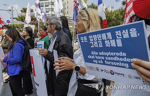 "해외 입양과정 인권침해 진상 조사하라"2025년 4월 10일 오전 서울 중구 진실·화해를위한과거사정리위원회 앞에서 해외 입양인과 국내외 단체 관계자들이 해외 입양 진상규명을 촉구하는 시위를 벌이고 있다. [황광모 기자]