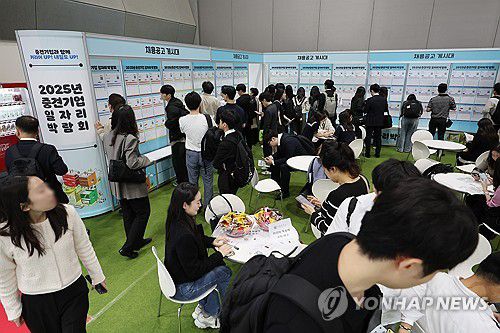 취업전쟁(서울=연합뉴스) 임화영 기자 = 23일 서울 강남구 코엑스에서 열린 2025 중견기업 일자리 박람회를 찾은 구직자들이 채용공고 게시물을 보고 있다. 2025.4.23 hwayoung7@yna.co.kr
