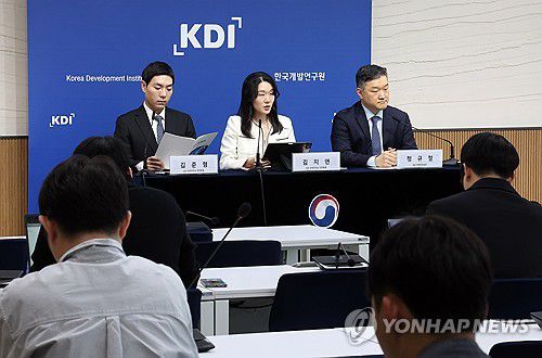 KDI,'잠재성장률 전망과 정책적 시사점' 브리핑(세종=연합뉴스) 배재만 기자 = 한국개발연구원(KDI) 김지연 전망총괄(가운데)이 8일 정부세종청사에서 KDI 현안분석 '잠재성장률 전망과 정책적 시사점'을 설명하고 있다. 왼쪽은 김준형 동향총괄, 오른쪽은 정규철 경제전망실장. 2025.5.8 scoop@yna.co.kr