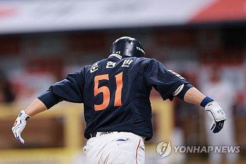 내가 독수리다(서울=연합뉴스) 신현우 기자 = 9일 서울 고척스카이돔에서 열린 프로야구 2025 신한 SOL 뱅크 KBO리그 한화 이글스와 키움 히어로즈의 경기.     9회초 2사 한화 문현빈이 솔로 홈런을 치고 베이스를 돌며 독수리 세리머니를 하고 있다. 2025.5.9 nowwego@yna.co.kr