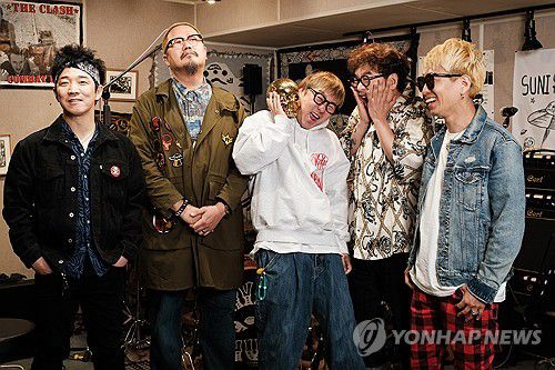 어느덧 30년 달려온 크라잉넛(서울=연합뉴스) 류효림 기자 = 밴드 크라잉넛이 지난 8일 서울 마포구 크라잉넛 합주실에서 연합뉴스와 인터뷰에 앞서 포즈를 취하고 있다. 2025.5.12 ryousanta@yna.co.kr