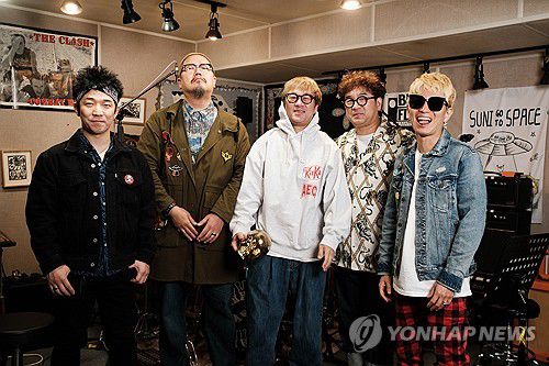 어느덧 30년 달려온 크라잉넛(서울=연합뉴스) 류효림 기자 = 밴드 크라잉넛이 지난 8일 서울 마포구 크라잉넛 합주실에서 연합뉴스와 인터뷰에 앞서 포즈를 취하고 있다. 2025.5.12 ryousanta@yna.co.kr