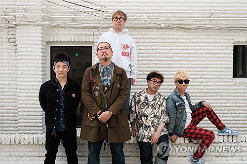 어느덧 30년 달려온 크라잉넛(서울=연합뉴스) 류효림 기자 = 밴드 크라잉넛이 지난 8일 서울 마포구 크라잉넛 합주실에서 연합뉴스와 인터뷰에 앞서 포즈를 취하고 있다. 2025.5.12 ryousanta@yna.co.kr