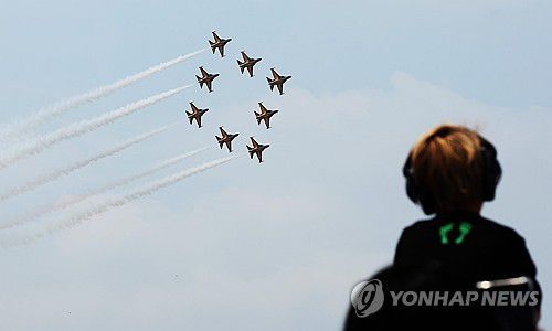 블랙이글스의 멋진 에어쇼(평택=연합뉴스) 홍기원 기자 = 11일 경기도 평택시 주한미공군 오산기지에서 열린 '오산 에어 파워 데이 2025'에서 공군 특수비행팀 블랙이글스가 멋진 에어쇼를 선보이고 있다. 2025.5.11 xanadu@yna.co.kr