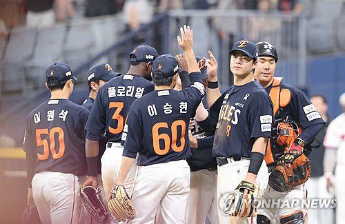 한화 12연승 달성(서울=연합뉴스) 임화영 기자 = 11일 서울 고척스카이돔에서 열린 프로야구 한화 이글스와 키움 히어로즈의 경기에서 8-0으로 승리한 한화 선수들이 기뻐하고 있다. 2025.5.11 hwayoung7@yna.co.kr