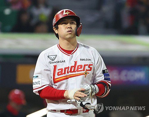 볼넷, 아쉬운 최정(인천=연합뉴스) 임순석 기자 = 11일 인천 SSG랜더스필드에서 열린 프로야구 2025 신한 SOL 뱅크 KBO리그 KIA 타이거즈와 SSG 랜더스의 더블헤더 2차전. 7회 말 1사 상황에서 SSG 최정이 볼넷을 얻어내고 있다. 2025.5.11 soonseok02@yna.co.kr