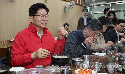 순대국밥 먹는 김문수 후보(서울=연합뉴스) 서명곤 기자 = 제21대 대통령 선거 공식 선거운동 첫날인 12일 국민의힘 김문수 대선 후보가 서울 송파구 가락시장을 찾아 상인들과 순대국밥을 먹으며 대화하고 있다. 2025.5.12     seephoto@yna.oc.kr