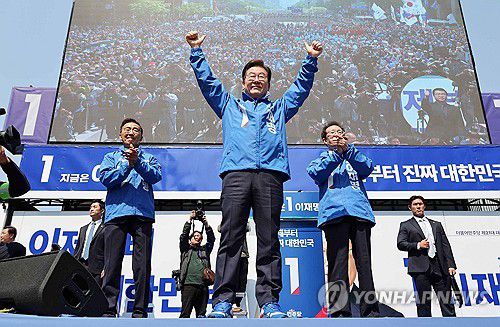 광화문에서 유세 시작한 이재명 후보(서울=연합뉴스) 김주성 기자 = 더불어민주당 이재명 대선 후보가 제21대 대통령선거 공식 선거운동이 시작된 12일 서울 종로구 청계광장에서 열린 중앙선거대책위원회 출정식에서 시민들에게 인사하고 있다. 2025.5.12 [공동취재] utzza@yna.co.kr