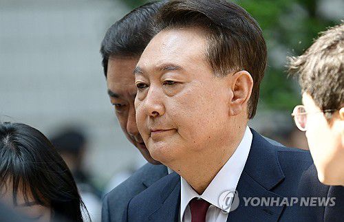 서울중앙지법 출석하는 윤 전 대통령(서울=연합뉴스) 윤석열 전 대통령이 12일 서울 서초구 중앙지방법원에서 열린 내란 우두머리 혐의, 직권남용 권리행사방해 혐의 사건 3차 공판에 출석하고 있다. 2025.5.12 [사진공동취재단] photo@yna.co.kr