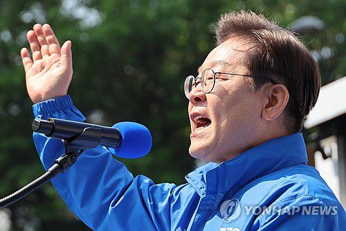 지지 호소하는 이재명 후보(서울=연합뉴스) 김주성 기자 = 더불어민주당 이재명 대선 후보가 6·3 대통령선거 공식 선거운동 첫날인 12일 서울 광화문 청계광장에서 열린 중앙선대위 출정식 및 첫 유세에서 시민들에게 지지를 호소하고 있다. 2025.5.12 utzza@yna.co.kr