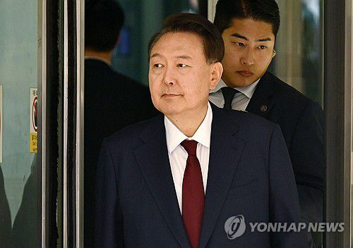 법원 나서는 윤석열 전 대통령(서울=연합뉴스) 윤석열 전 대통령이 12일 서울 서초구 중앙지방법원에서 열린 내란 우두머리 혐의, 직권남용 권리행사방해 혐의 사건 3차 공판에서 오전 공판을 마친 후 법원을 나서고 있다. 2025.5.12 [사진공동취재단] photo@yna.co.kr