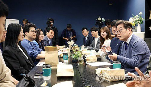 'K-혁신' 브라운백 미팅 참석한 이재명 후보(성남=연합뉴스) 김주성 기자 = 더불어민주당 이재명 대선 후보가 12일 경기 성남시 분당구 판교역 인근 미팅룸에서 열린 IT 개발자들과의 'K-혁신' 브라운백 미팅에서 대화하고 있다. 2025.5.12 [공동취재] utzza@yna.co.kr