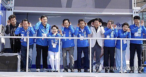 "경청하겠습니다"(순천=연합뉴스) 더불어민주당 전남도당 선대위가 12일 오전 전남 순천시 아랫장에서 제21대 대통령 선거 공식 선거운동 출정식을 열고 경청의 의미를 담아 포즈를 취하고 있다. 2025.5.12 [민주당 전남도당 제공. 재판매 및 DB 금지] minu21@yna.co.kr