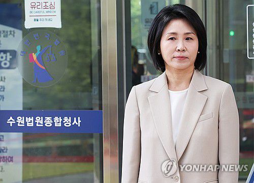 '공직선거법 위반 혐의' 김혜경 항소심도 벌금 150만원 선고(수원=연합뉴스) 홍기원 기자 = 공직선거법 위반 혐의로 기소돼 1심에서 벌금형을 선고받은 더불어민주당 이재명 대선후보 배우자 김혜경 씨가 12일 경기도 수원시 영통구 수원고등법원에서 열린 항소심 선고공판을 마치고 나오고 있다. 2025.5.12 xanadu@yna.co.kr