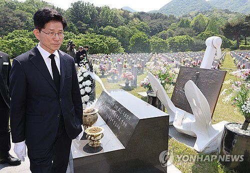 천안함 46용사 묘역 참배하는 김문수 후보(대전=연합뉴스) 박동주 기자 = 국민의힘 김문수 대선 후보가 12일 국립대전현충원 천안함 46용사 묘역에서 참배하고 있다. 2025.5.12 pdj6635@yna.co.kr