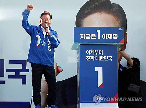 반도체 중심지에서 유세 이어가는 이재명 후보(화성=연합뉴스) 김주성 기자 = 더불어민주당 이재명 대선 후보가 12일 경기 화성시 동탄 센트럴파크 음악분수중앙광장 유세장에서 인사하고 있다. 2025.5.12 [공동취재] utzza@yna.co.kr