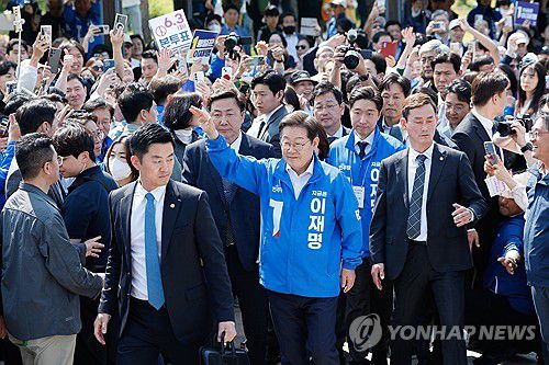 동탄 주민 향해 인사하는 이재명 후보(화성=연합뉴스) 김주성 기자 = 더불어민주당 이재명 대선 후보가 6·3 대통령선거 공식 선거운동 첫날인 12일 경기 화성시 동탄 센트럴파크 음악분수중앙광장 유세장에서 시민들에게 인사하고 있다. 2025.5.12 [공동취재] utzza@yna.co.kr