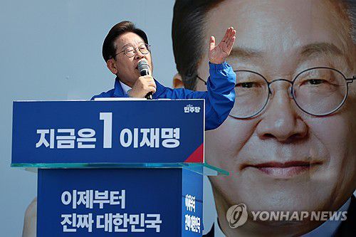 연설하는 이재명 후보(화성=연합뉴스) 김주성 기자 = 더불어민주당 이재명 대선 후보가 6·3 대통령선거 공식 선거운동 첫날인 12일 경기 화성시 동탄 센트럴파크 음악분수중앙광장 유세장에서 연설하고 있다. 2025.5.12 [공동취재] utzza@yna.co.kr