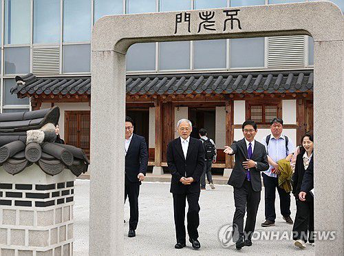 주일한국문화원 찾은 유인촌 장관(서울=연합뉴스) 유인촌 문화체육관광부 장관이 12일 일본 도쿄 주일한국문화원을 방문해 시설을 살펴보고 있다. 2025.5.12 [문화체육관광부 제공. 재판매 및 DB 금지] photo@yna.co.kr