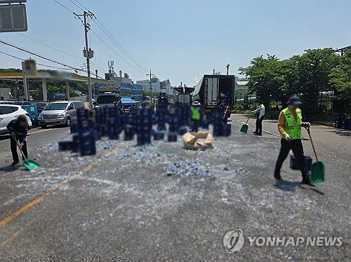 도로 쏟아진 맥주병(울산=연합뉴스) 12일 오전 11시 5분께 울산 남구 상개삼거리 인근에서 맥주병 상자 1천100개를 싣고 우회전하던 화물 트럭에서 유리병 일부가 쏟아지는 사고가 났다. 사진은 사고 현장. 2025.5.12 [울산경찰청 제공. 재판매 및 DB 금지] jjang23@yna.co.kr