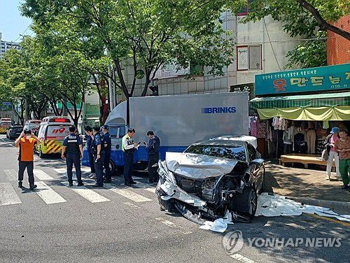 졸음운전 하다 중앙선 침범해 4명 부상(울산=연합뉴스) 12일 오전 11시 27분께 울산 남구 신정동에서 졸음운전을 하던 스포츠유틸리티차(SUV)가 중앙선을 침범해 반대 차선 승용차와 충돌했다. 이 충격으로 승용차가 옆 차선 트럭과 부딪히며 총 4명이 다쳤다. 사진은 사고 현장. 2025.5.12 [울산소방본부 제공. 재판매 및 DB 금지] jjang23@yna.co.kr