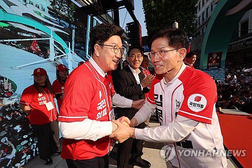 김문수 후보, 권성동 공동선거대책위원장과 함께(대구=연합뉴스) 박동주 기자 = 국민의힘 김문수 대선 후보가 12일 대구 서문시장에서 권성동 공동선대위원장과 악수를 하고 있다. 2025.5.12 [공동취재] pdj6635@yna.co.kr