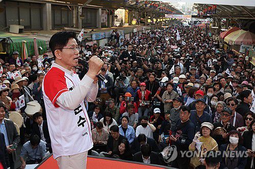 '보수의 심장' 대구 서문시장서 유세하는 김문수 후보(대구=연합뉴스) 박동주 기자 = 국민의힘 김문수 대선 후보가 12일 대구 서문시장에서시민들에게 지지를 호소하고 있다. 2025.5.12 [공동취재] pdj6635@yna.co.kr