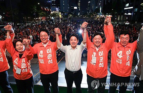 개혁신당 출정식(서울=연합뉴스) 윤동진 기자 = 개혁신당 이준석 대선 후보가 제21대 대통령 선거 공식 선거운동 첫날인 12일 서울 청계광장에서 열린 출정식에서 선대위원장들과 함께 기념촬영을 하고 있다. 2025.5.12 [공동취재] mon@yna.co.kr