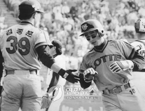 한국시리즈 1차전14일 잠실구장에서 열린 롯데-OB의 프로야구 '95 한국시리즈 1차전. 4회초 롯데공격 1사에서 우전안타로 진루했던 2루 주자 박정태가 5번 김응국의 좌전안타로 홈인 추가점을 올리고 있다./도광환 //1995.10.14(서울=연합뉴스)//  <저작권자 ⓒ 2006 연 합 뉴 스. 무단전재-재배포 금지.>