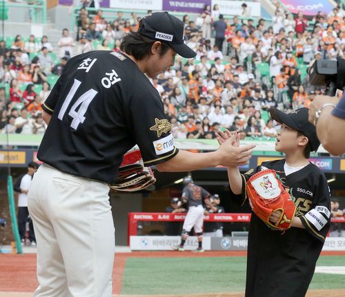 SSG 최정과 아들 최한호 군[SSG 랜더스 제공. 재판매 및 DB 금지]