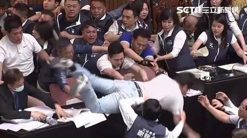 대만 여야의원, 국회서 난투극[대만 TVBS 캡처. 재판매 및 DB 금지]