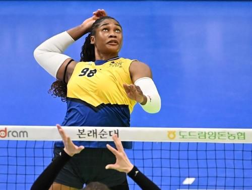 한국도로공사에 지명된 모마의 현대건설 당시 공격 장면[한국배구연맹 제공. 재판매 및 DB 금지]