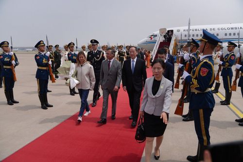 중국에서 환영받는 콜롬비아 대통령(레드카펫 가운데)[콜롬비아 대통령실 보도자료 캡처. 재판매 및 DB 금지]