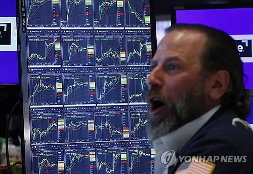 뉴욕 증권거래소의 트레이더[뉴욕 UPI=연합뉴스. 재판매 및 DB 금지]