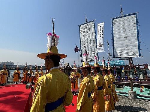 조선통신사선 입항 환영식    (오사카=연합뉴스) 김예나 기자 = 13일 일본 오사카항 ATC 부두에서 조선통신사선 재현선의 입항을 축하하는 행사가 열리고 있다. 2025.5.13     yes@yna.co.kr  (끝)