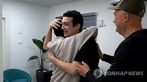 가자지구에 억류돼있다 석방된 에단 알렉산더미국과 하마스 간 협상으로 석방된 인질 에단 알렉산더가 12일 가족과 만나고 있다. [AFP 연합뉴스. 이스라엘군 제공. 재판매 및 DB 금지]