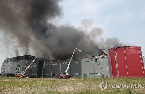 이천 대형 물류창고서 화재(이천=연합뉴스) 홍기원 기자 = 13일 화재가 발생한 경기도 이천시 부발읍 소재 대형 물류 창고에서 소방차들이 출동해 진화 작업을 하고 있다. 2025.5.13 xanadu@yna.co.kr