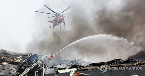 이천 물류센터 화재 진화작업 하는 소방헬기(이천=연합뉴스) 홍기원 기자 = 13일 경기도 이천시 부발읍 소재 대형 물류센터에서 불이 나 소방헬기가 진화작업을 하고 있다. 2025.5.13 xanadu@yna.co.kr