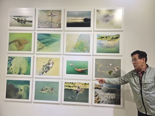 전시회 사진 설명하는 김재경 작가[촬영 이상학]