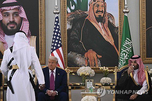 13일(현지시간) 사우디 빈 살만 왕세자와의 회동에 앞서 커피를 대접받은 트럼프 미 대통령[AFP 연합뉴스]